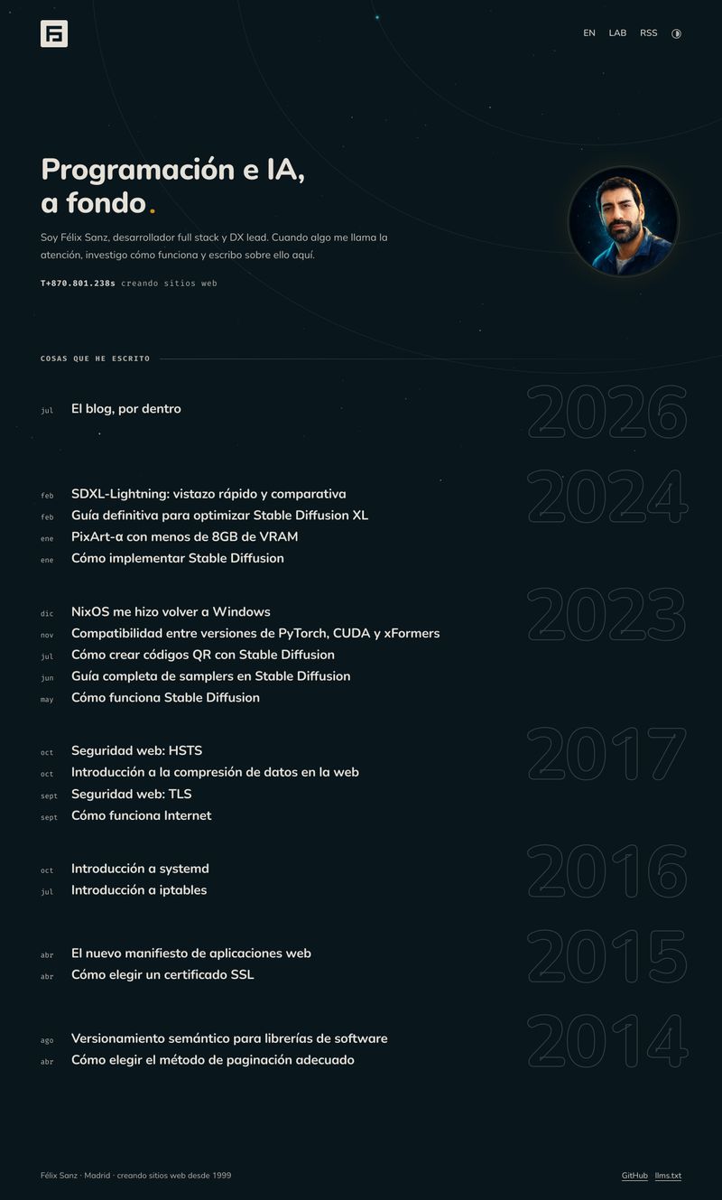 La nueva página de inicio: un diseño de cabina oscuro con el eslogan, un avatar cósmico, un reloj de misión, y todos los artículos en una única lista cronológica.