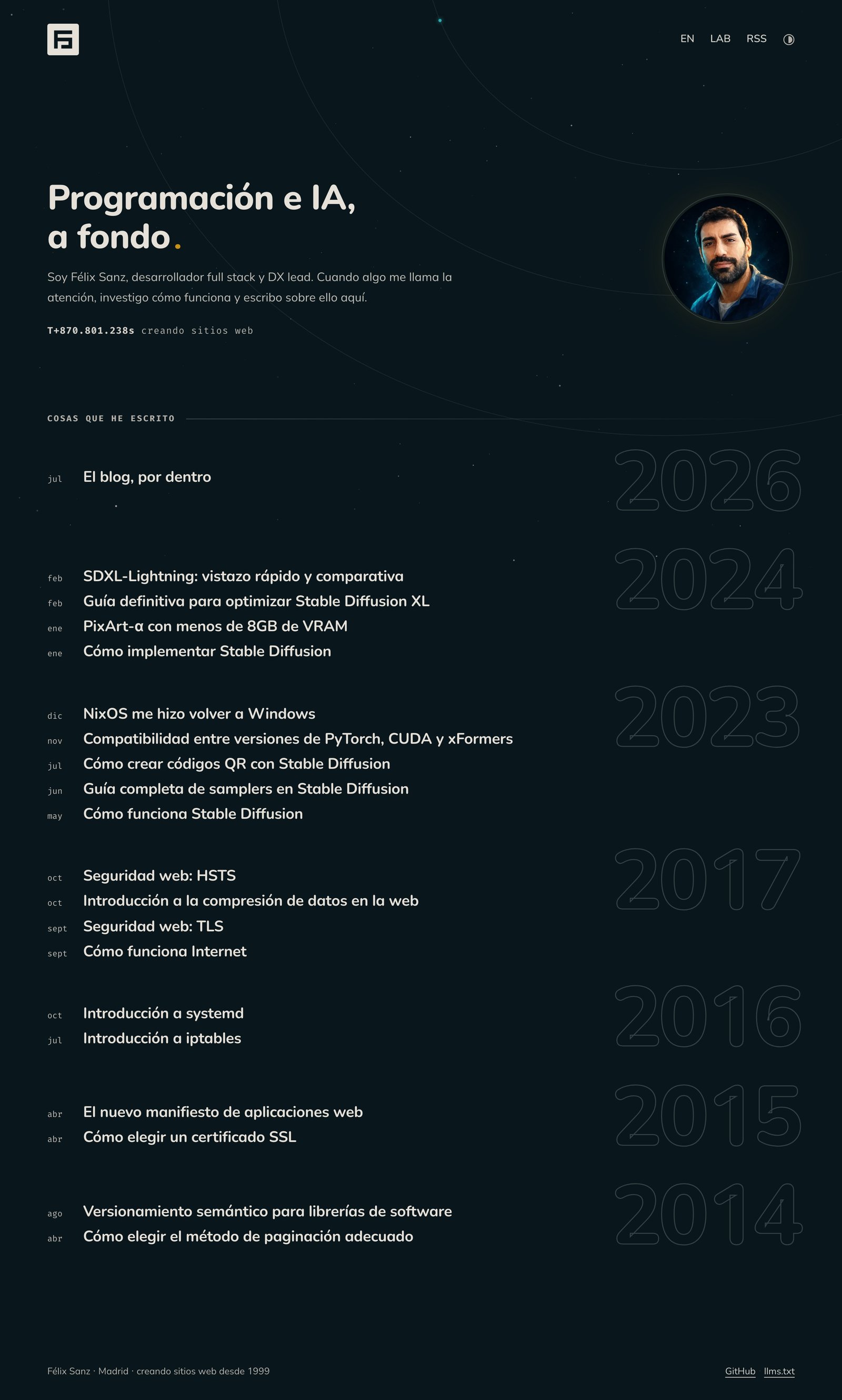 La nueva página de inicio: un diseño de cabina oscuro con el eslogan, un avatar cósmico, un reloj de misión, y todos los artículos en una única lista cronológica.