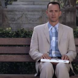 Forest Gump sentado en el banco